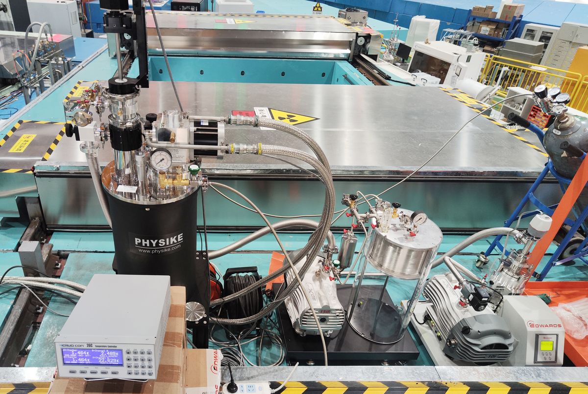 用于中子散射的頂部裝卸型1.5K制冷機安裝成功